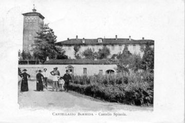 Castello e preti in primo piano