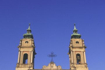 Immagine di due campanili
